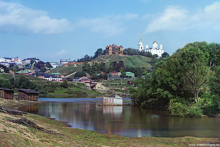 Вид на Успенский собор со стороны Клязьмы