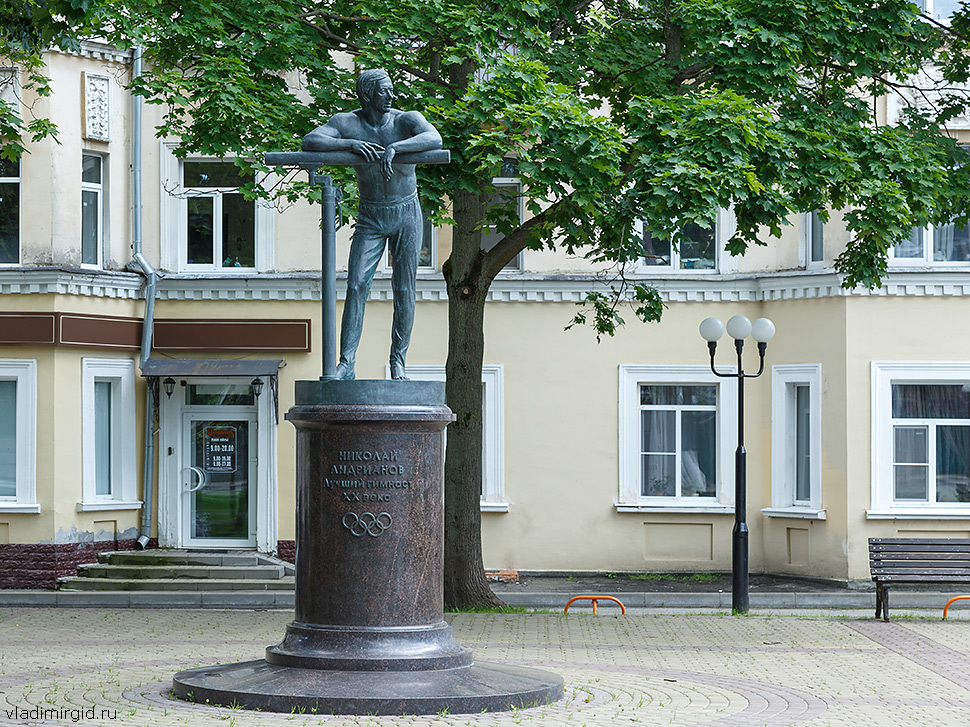 Памятник гимнасту Николаю Андрианову во Владимире