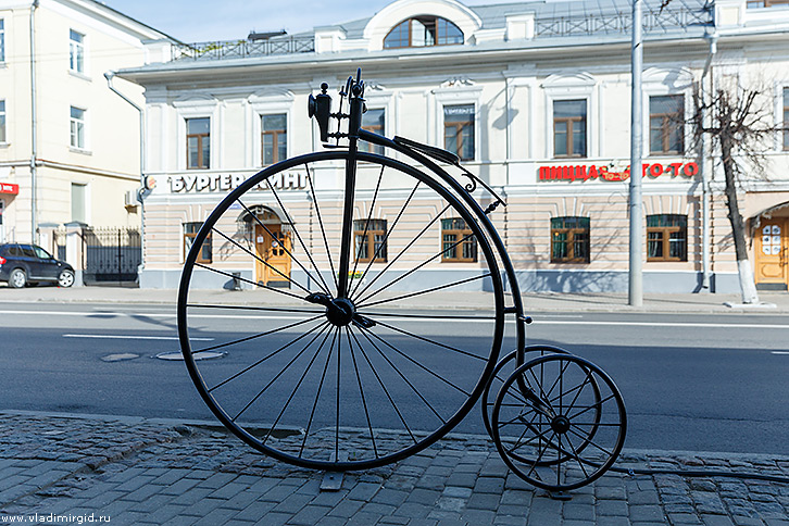 Скульптура старый велосипед во Владимире