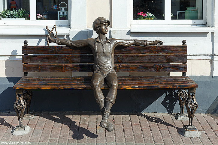 Скульптура мальчик с рогаткой на скамейке во Владимире