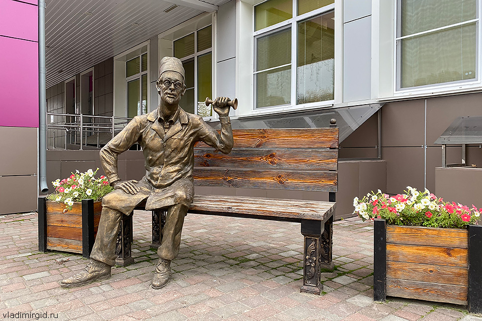 Скульптура семейного доктора во Владимире