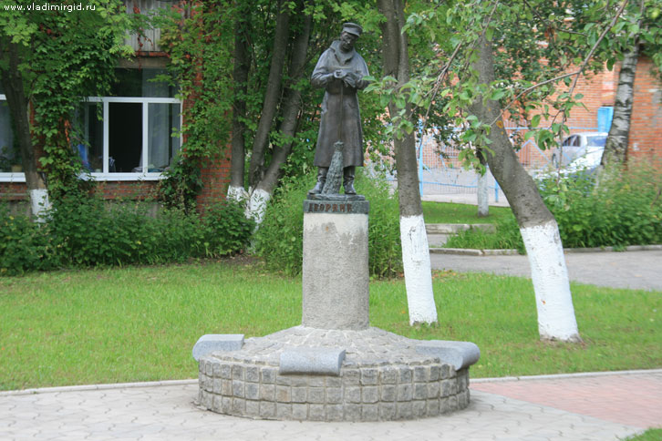 Памятник Дворнику во Владимире