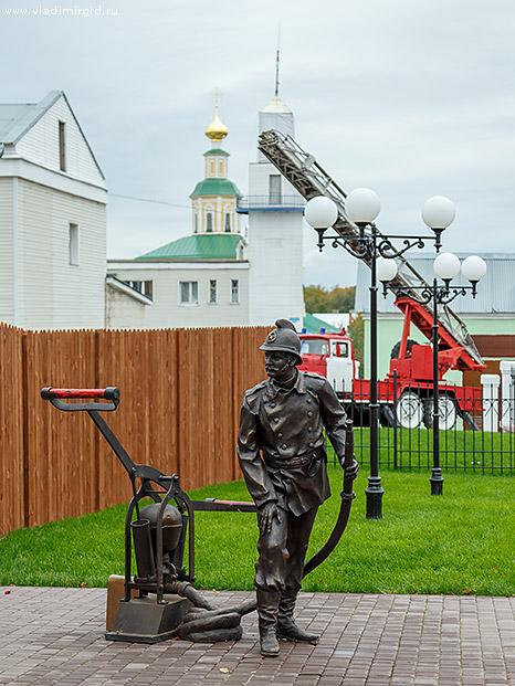 Памятник пожарному во Владимире на Георгиевской улице