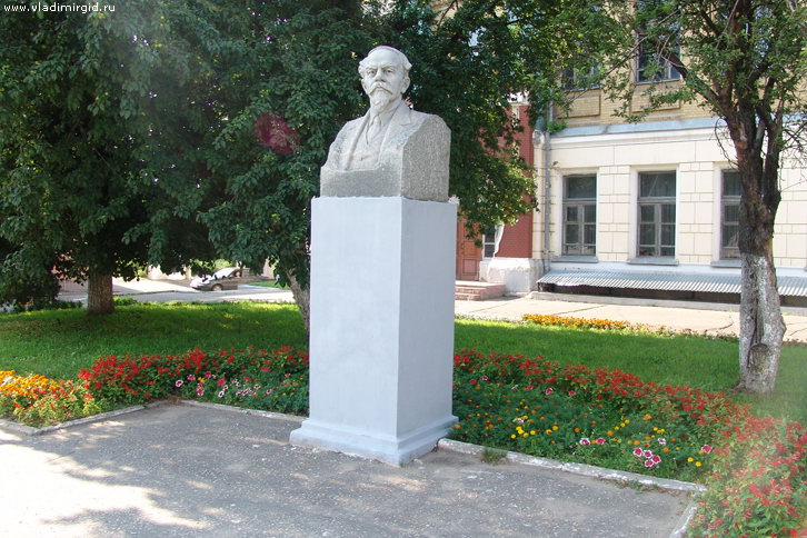 Памятник Лебедеву-Полянскому во Владимире