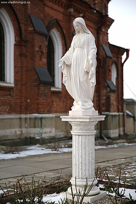 Скульптура девы Марии во Владимире