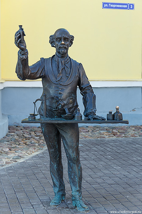 Скульптура аптекаря на Георгиевской улице во Владимире