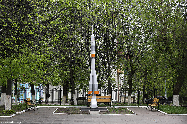 Ракета у здания академии государственной службы во Владимире