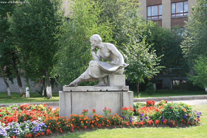 Скульптура Студентка у здания Владимирского государственного университета