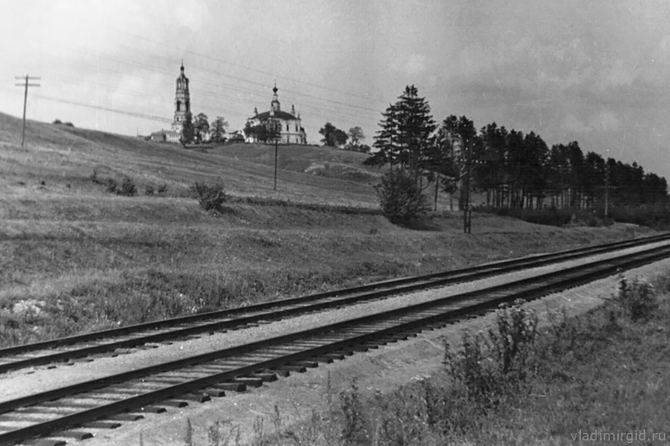 Вид на Константино-Еленинскую церковь и колокольню со стороны железной дороги на старой фотографии